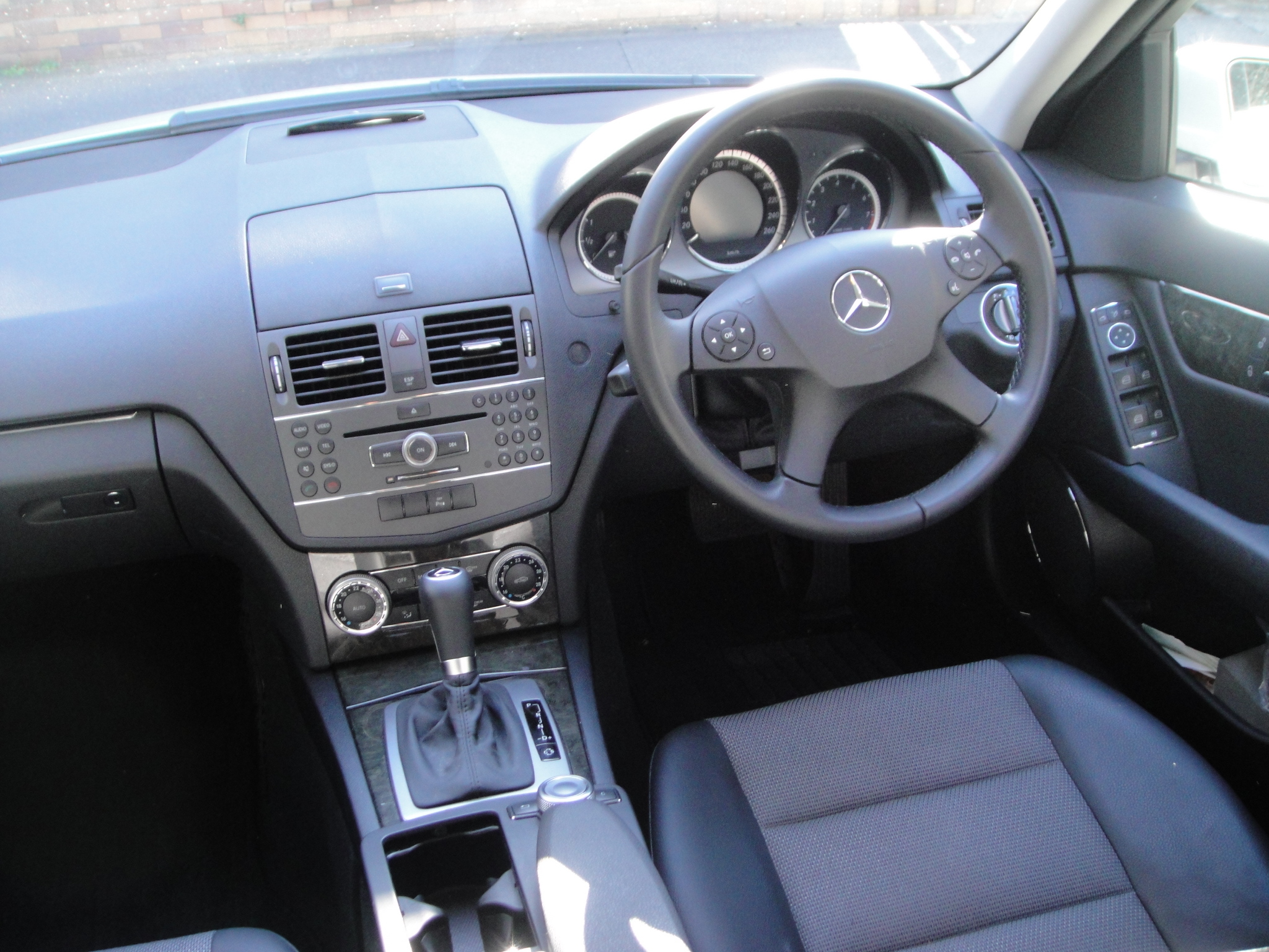 Mercedes-Benz_W204_front_seat